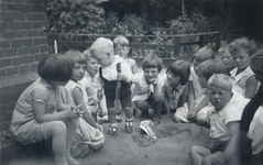502129 Afbeelding van enkele spelende kinderen op het schoolplein van de Fröbelschool Ondiep 63 te Utrecht.